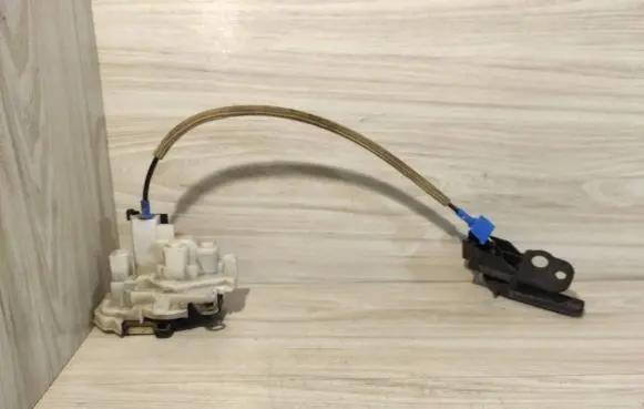 Peugeot Bipper Front door lock 1357552080