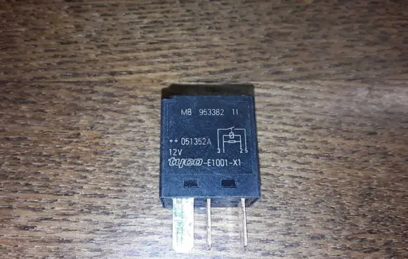 Volvo S40, V40 Other relay MB953382