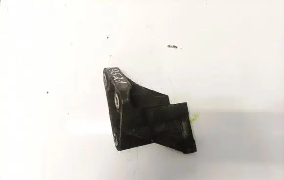 Volvo XC90 Engine mounting bracket