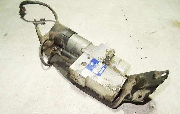 BMW 5 E60 E61 Tailgate hydraulic pump motor 7111867