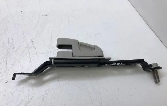 Nissan X-Trail T32 Seat belt height adjuster 