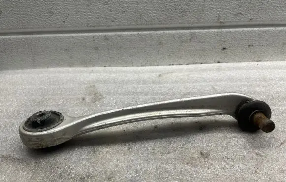 Volkswagen PASSAT B5 Front lower control arm/wishbone