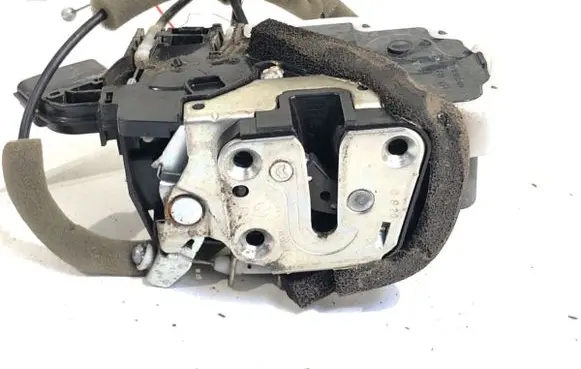 Nissan Juke I F15 Front door lock 