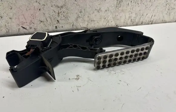 Mercedes-Benz E W211 Accelerator throttle pedal A2113010001