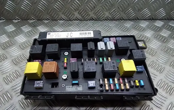 Opel Zafira B Fuse module 13220435 13220435JC