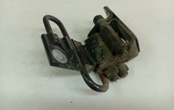 Volkswagen PASSAT B7 Rear door lower hinge 3C8833411B