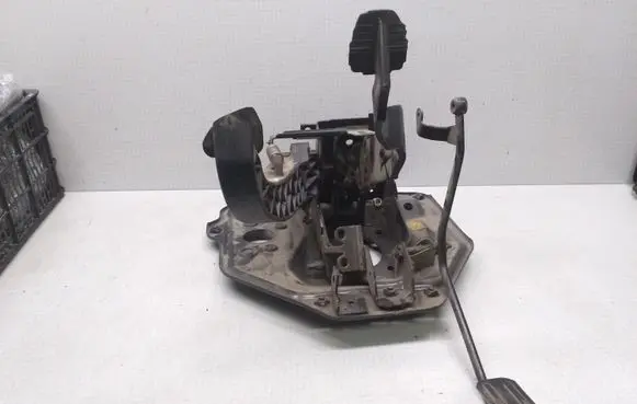 Volkswagen Transporter - Caravelle T4 Pedal assembly 701721315B