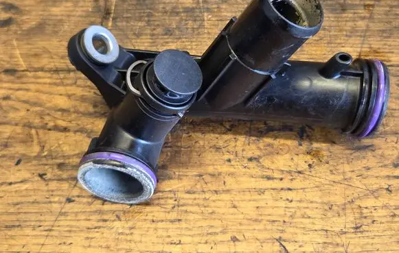 Engine coolant pipe/hose