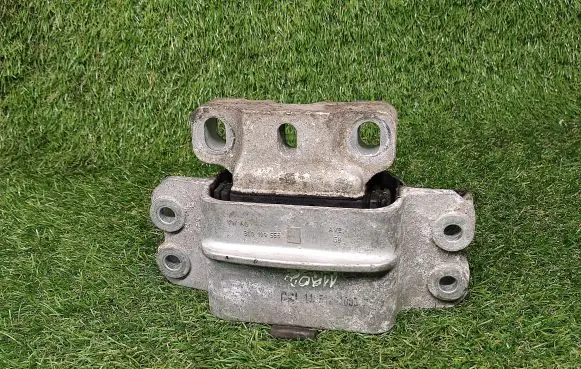 Volkswagen PASSAT B7 Engine mount bracket 3C0199555P