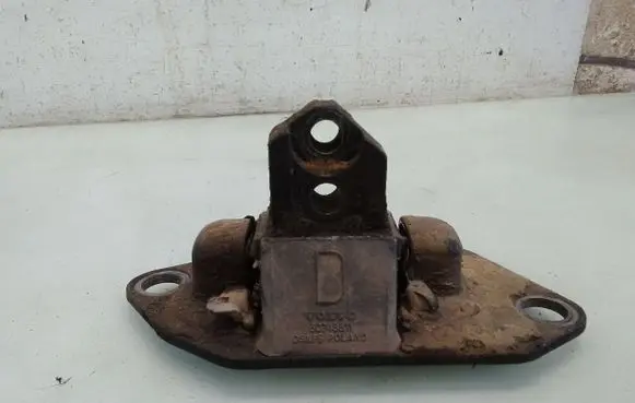 Volvo V70 Engine mount bracket 30748811