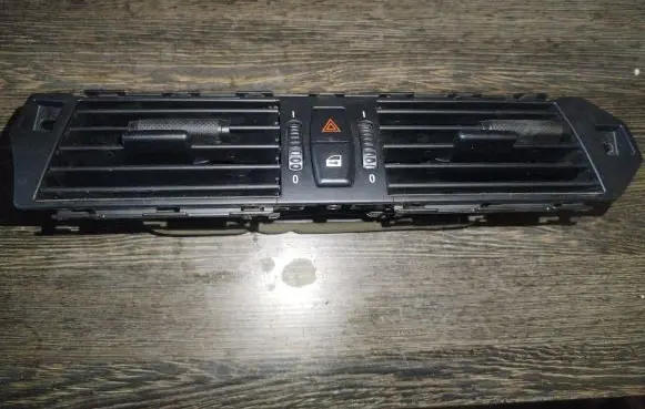 BMW 5 E60 E61 Dash center air vent grill 05114002