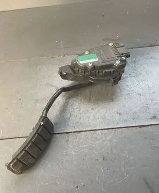 Accelerator throttle pedal