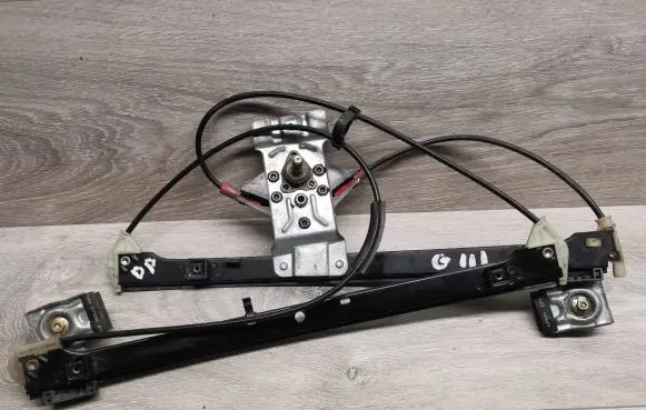 Volkswagen Golf III Front door manual window regulator 