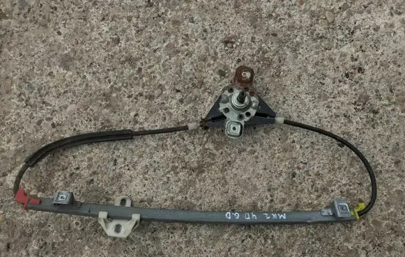 Rear door manual window regulator