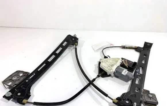 Volkswagen PASSAT CC Front door window regulator with motor