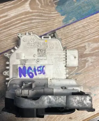 Audi A1 Front door lock 8J1837016F