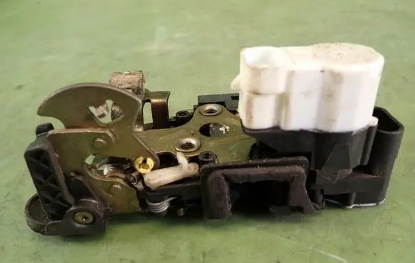 Chevrolet Blazer Rear door lock 16639868