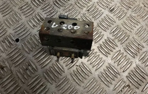 Mitsubishi L200 Coolant fan relay 