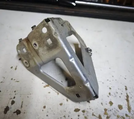 Audi A6 S6 C6 4F Fender mounting bracket 4F0821135B