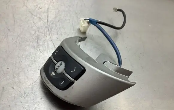 Toyota Yaris Steering wheel buttons/switches 75B412