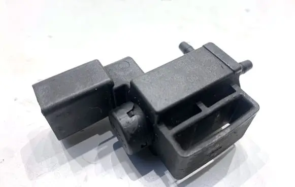 Audi A4 S4 B8 8K Fuel pressure regulator 037906283C