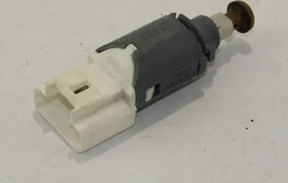 Renault Twingo II Brake pedal sensor switch 8200168238B