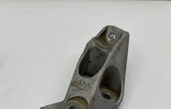Lexus ES VII XZ10 Engine mounting bracket