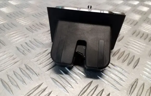 Skoda Octavia Mk3 (5E) Tailgate/trunk/boot lock/catch/latch 8R0827505A