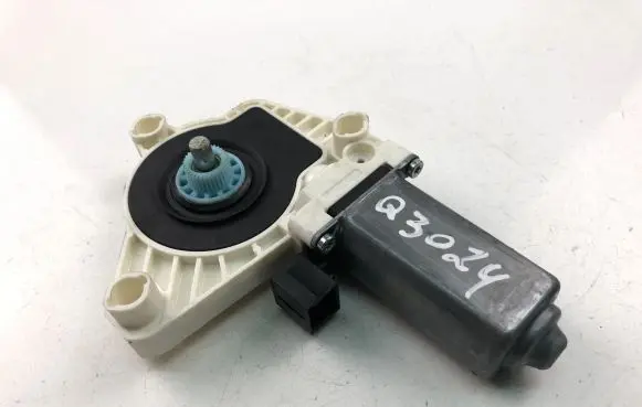 Volkswagen PASSAT B8 Front door window regulator motor 5Q4959801B