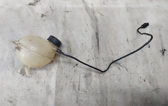 Citroen C4 Cactus Coolant expansion tank/reservoir 9800777280