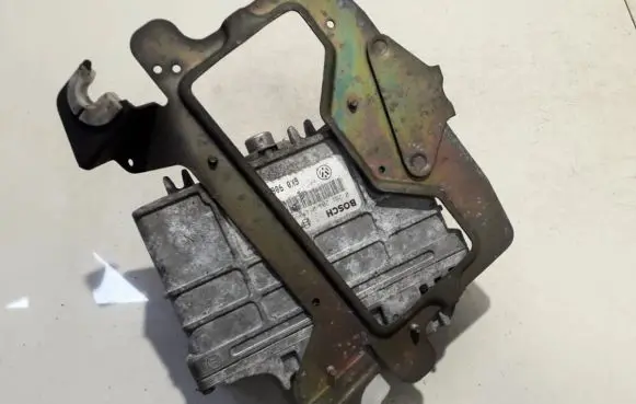 Volkswagen Golf III Engine control unit/module 6K0906027A 0261204054