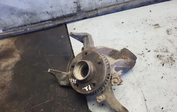 Volkswagen Golf IV Front wheel hub 