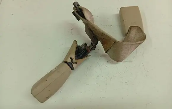 Toyota Avensis T250 Middle seatbelt buckle (rear)
