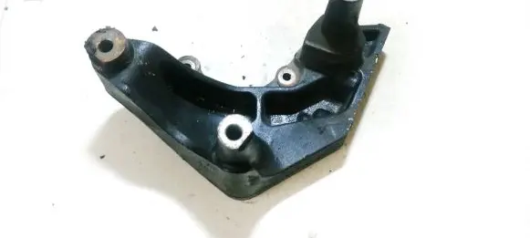 Engine mounting bracket