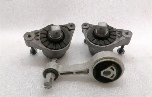 Maserati GranTurismo Engine mount bracket 670038978