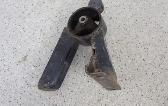 Suzuki Swift I Engine mount vacuum valve 