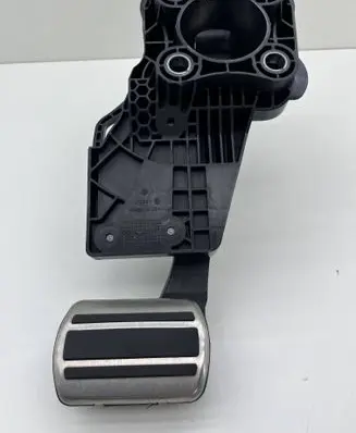 Peugeot 308 Brake pedal 9832495680