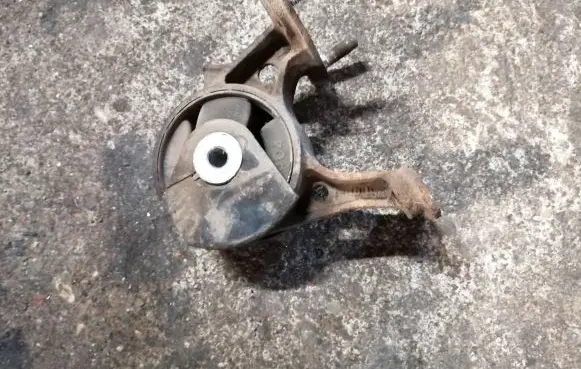 Toyota RAV 4 (XA30) Engine mount bracket