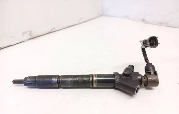 Toyota Corolla Verso AR10 Fuel injector 236700R040 09H04869