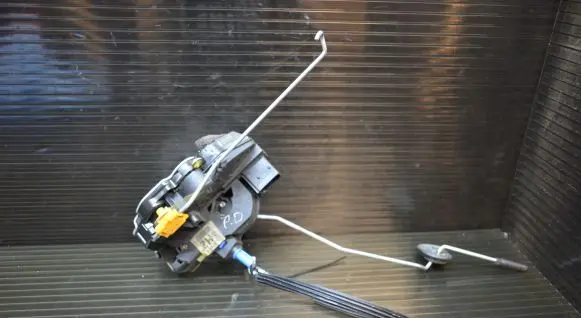 Opel Mokka Front door lock