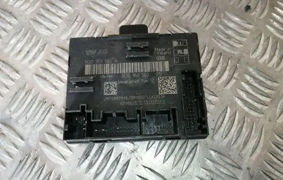 Volkswagen Golf VII Door control unit/module 5Q0959593A