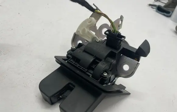 Audi A4 S4 B8 8K Tailgate/trunk/boot lock/catch/latch 8R0827505