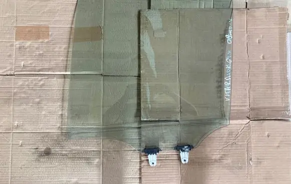 Suzuki Grand Vitara II Front door window glass four-door 43R00033 M213 A002345