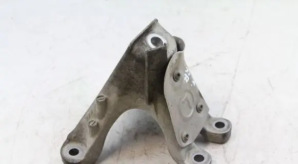 Engine mounting bracket