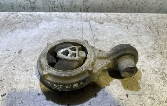 Nissan Qashqai+2 Engine mount bracket