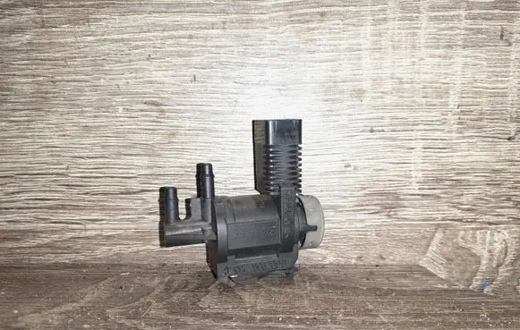 Volkswagen Golf IV Turbo solenoid valve 1J0906283C