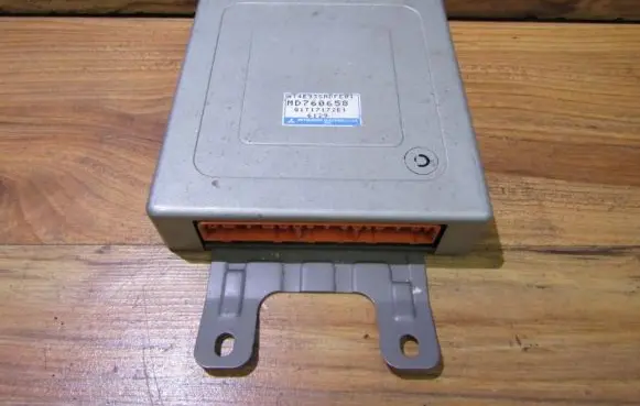Mitsubishi Carisma Engine control unit/module at4e93smdfe01