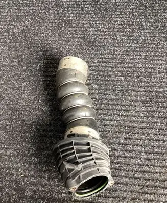 BMW 5 G30 G31 Intercooler hose/pipe 8571024