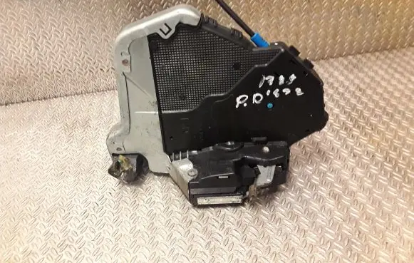 Lexus IS 220D-250-350 Front door lock 6903053080