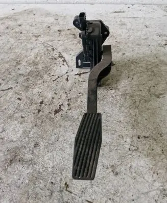 Opel Corsa C Accelerator throttle pedal 9129423 6PV00811000